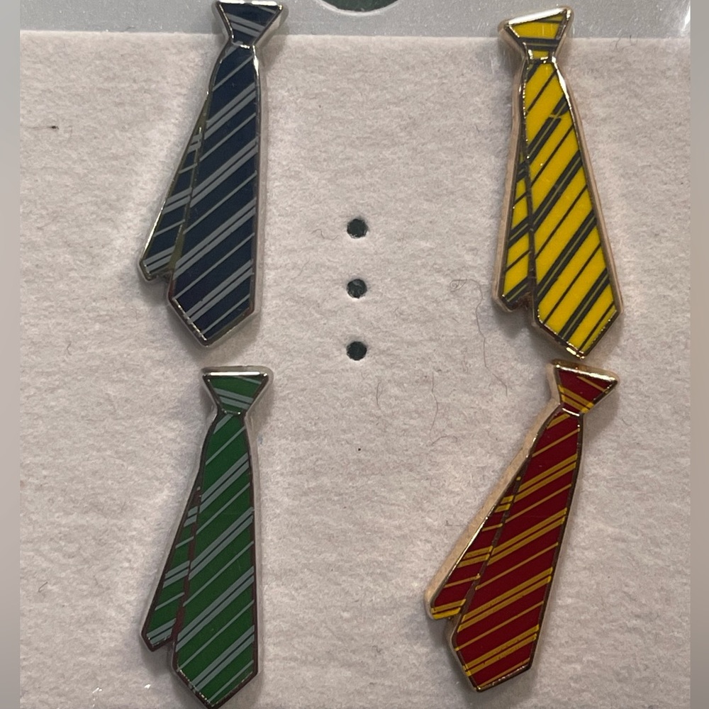 NWT🧙♀️Wizarding World of Harry Potter Hogwarts House Pin Set of 4 - Picture 2 of 4